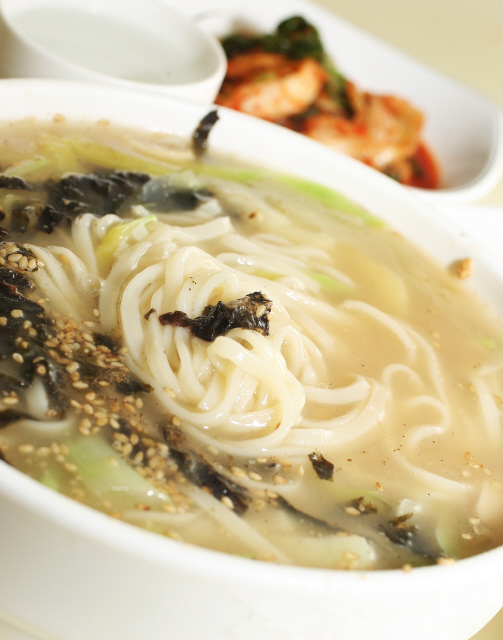 ‘중동분식’의 칼국수