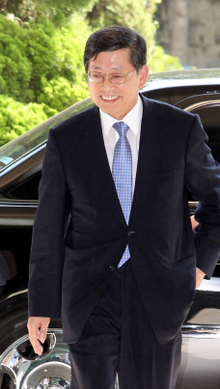 새 국무총리 후보로 지명된 김황식 감사원장이 16일 오후 기자회견을 하려고 서울 종로구 삼청동 감사원으로 들어서며 밝은 표정을 짓고 있다. 김태형 기자 xogud555@hani.co.kr