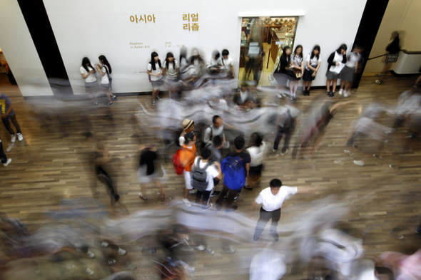 <b>“한가위, 아시아리얼리즘 무료로 보세요”</b> 지난18일 오전 ‘아시아 리얼리즘’전이 열리고 있는 서울 중구 정동 덕수궁 미술관에서 단체관람 온 학생들이 전시장을 이동하고 있다. 이날 동성고 학생 등 1800여명의 중고생들이 단체관람하는 등 지금까지 6만여명이 한국, 중국, 일본, 싱가포르, 타이, 인도 등 아시아 10개국의 근대미술 명화 104점이 전시된 ‘아시아 리얼리즘’전을 감상했다. 국립현대미술관과 한겨레신문사가 공동 주최하는 ‘아시아 리얼리즘’(10월10일까지 개최)전은 추석연휴를 맞아 21~26일 무료 공개된다.  김명진 기자 littleprince@hani.co.kr 