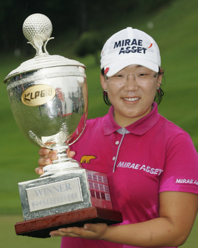 신지애가 19일 메트라이프 한국경제 제32회 한국여자프로골프(KLPGA) 챔피언십 우승트로피를 들고 환하게 웃고 있다.  한국여자프로골프협회 제공