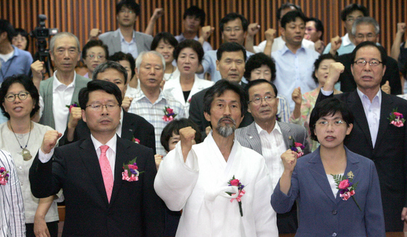 민주노동당 이정희 신임대표가 지난 7월30일 오전 국회 헌정기념관에서 열린 취임식에서 강기갑 전 대표 등 참석자들과 함께 임을 위한 행진곡을 부르고 있다. 탁기형 선임기자 khtak@hani.co.kr