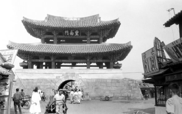 1960년대 전북 전주 풍남문(보물 제308호) 주변의 모습. 갓을 쓰고 걸어가는 노인과 인력거가 지나가고 있다. 1966년 10월6일 촬영. <전북일보> 제공