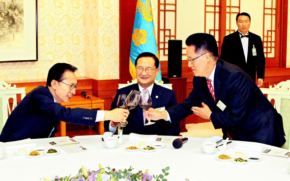 이명박 대통령과 박지원 민주당 원내대표가 28일 청와대에서 열린 국회의장단, 여야 원내대표 및 상임위원장단 초청 만찬에서 건배를 하고 있다. 청와대사진기자단