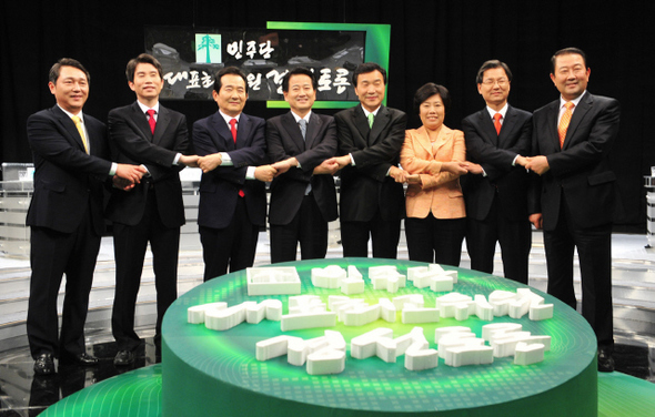 민주당 대표 선출을 위한 전당대회를 이틀 앞둔 1일 오후 서울 여의도 한국방송에서 열린 토론회에 참가한 후보들이 손을 맞잡은 채 선전을 다짐하고 있다. 왼쪽부터 최재성, 이인영, 정세균, 정동영, 손학규, 조배숙, 천정배, 박주선 후보.  국회사진기자단