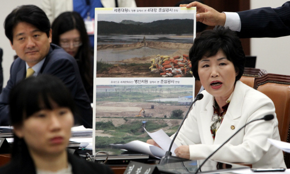 전혜숙 민주당 의원이 5일 오전 국회에서 열린 문화체육관광방송통신위원회의 문화재청 국정감사에서 세종대왕릉(영릉)과 병산서원 주변의 4대강 준설공사 모습이 담긴 사진을 이건무 문화재청장에게 보여주며 영릉의 지반 침하 우려에 따른 지질조사를 요구하고 있다.  김경호 기자 jijae@hani.co.kr