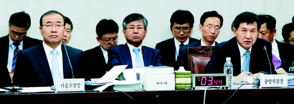 노환균 서울중앙지검장(앞줄 오른쪽)이 7일 오후 서울 서초동 서울중앙지검에서 열린 국회 법제사법위원회의 국정감사에서 박영선 민주당 의원의 이른바 ‘그랜저 검사 봐주기 수사’에 대한 질의에 답변하고 있다. 앞줄 왼쪽은 한상대 서울고검장.  김명진 기자 littleprince@hani.co.kr