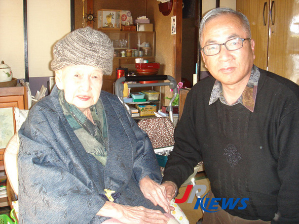 아들과 손을 잡고 있는 시바타 도요 씨, 98세     &copy; 아스카신서 제공. JP뉴스.