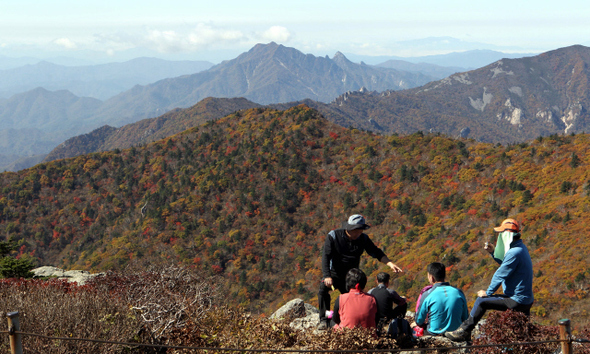 울긋불긋 고운 단풍이 설악산을 온통 붉게 물들였다. 10월의 두번째 휴일인 10일 오후 강원도 양양군 서면 설악산의 정상 대청봉에 오른 등산객들이 선홍색으로 뒤덮인 내설악 쪽을 굽어보며 쉬고 있다. 설악산은 6부 능선인 권금성 부근까지 단풍이 내려와 형형색색의 고운 자태를 뽐내고 있다. 양양/박종식 기자 anaki@hani.co.kr