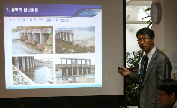 박재현 인제대 토목공학과 교수가 11일 오전 서울 종로구 환경운동연합에서 기자회견을 열어 지난달 폭우 피해를 본 경기 여주군 신진교 등의 사진을 보여주며 4대강 사업에 따른 대규모 준설이 수해의 원인이 됐다고 설명하고 있다.  이종근 기자 root2@hani.co.kr