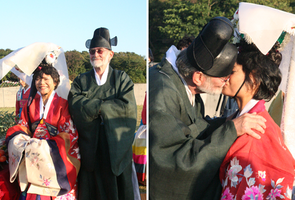 칠순의 신부 홍신자 하늘연못에서 신랑을 맞다