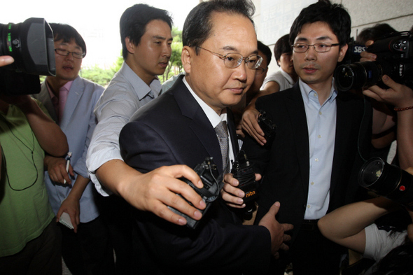 이인규 전 국무총리실 공직윤리지원관(가운데)이 지난 7월19일 총리실의 민간인 불법사찰 혐의를 조사받으러 서울 서초동 서울중앙지검 청사에 들어서고 있다.  김태형 기자 <A href="mailto:xogud555@hani.co.kr">xogud555@hani.co.kr</A>