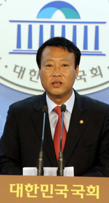조승수 진보신당 새 대표가 지난달 16일 국회에서 기자회견을 열어 당 대표 출마 의사를 밝히고 있다.  김경호 기자 jijae@hani.co.kr