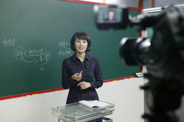 교육방송 70% 연계율을 시험 범위라고 오해해서는 안된다. 사진은 교육방송 언어영역 강사인 윤혜정 교사의 모습.   <교육방송> 제공