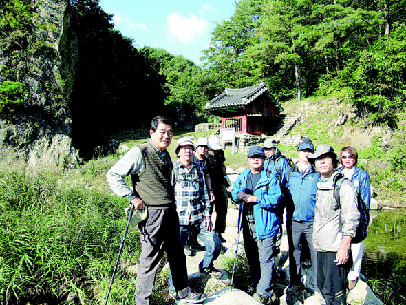 <객주>의 작가 김주영(맨 왼쪽)씨가 16일 보부상길 코스의 출발지인 경북 울진군 북면 두천리  ‘울진내성행상불망비’ 앞에서 답사에 동행한 일행들과 함께 사진을 찍고 있다.
