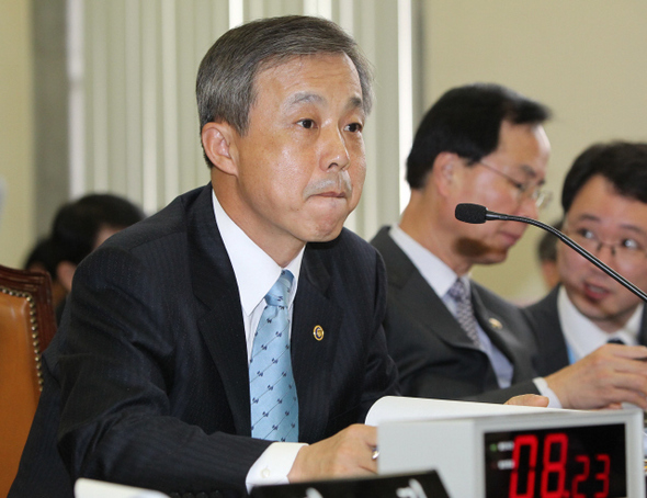 입술 깨문 국세청장 이현동 국세청장(왼쪽)이 20일 오전 국회에서 열린 기획재정위원회의 국정감사에서 태광그룹 국세청 로비 의혹과 관련한 의원들의 질의를 들으며 입술을 깨물고 있다.  
 박종식 기자 anaki@hani.co.kr