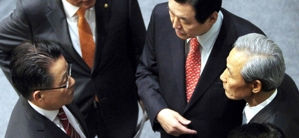 김무성 한나라당 원내대표(가운데)와 박지원 민주당 원내대표(왼쪽), 김종훈 외교통상부 통상교섭본부장 등이 25일 오전 국회 본회의장에서 대·중소기업 상생협력촉진법 처리와 한－유럽연합 자유무역협정 문제 등을 논의하고 있다. 김경호 기자 jijae@hani.co.kr