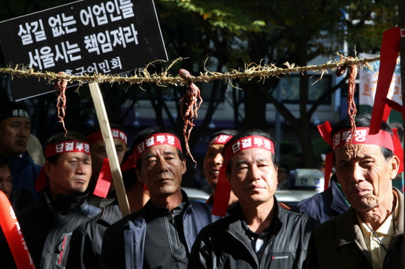 서울시의 ‘낙지머리 중금속 과다 함유’ 발표로 생계에 어려움을 겪고 있는 낙지 산지 어민들이 25일 오후 서울 중구 서소문동 서울시청 별관 앞에서 연 ‘공개사과 촉구, 전국어업인 궐기대회’에서 굳은 표정을 보이고 있다. 이날 1100여명의 어민들은 서울시에 책임자 처벌과 공개사과 등을 요구했다.  김태형 기자 xogud555@hani.co.kr