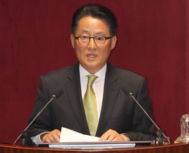 박지원 민주당 원내대표가 27일 오전 국회 본회의장에서 교섭단체 대표연설을 하고 있다. 
 박종식 기자 anaki@hani.co.kr