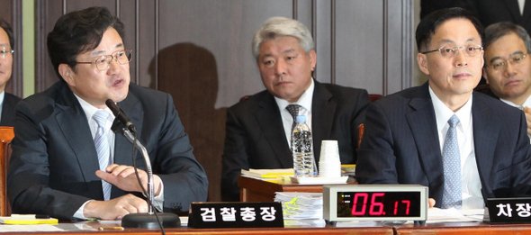 김준규 검찰총장(왼쪽부터)과 차동민 대검 차장 등 검찰 수뇌부가 지난 18일 서울 서초동 대검찰청 회의실에서 열린 국회 법제사법위원회 국정감사에서 의원들의 질의에 답하고 있다. 가운데는 김홍일 대검 중수부장. 박종식 기자 anaki@hani.co.kr