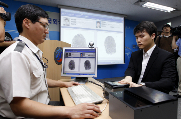 ≫ 법무부는 G20 정상회의를 앞두고 외국인지문확인시스템을 도입했다. 법무부 직원이 인천국제공항에서 시스템을 시연하고 있다.한겨레 김명진