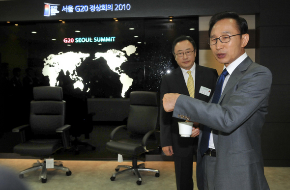 ≫ 이명박 대통령이 10월11일 G20 정상회의 정례보고에 참석해 G20 회의실에서 사용할 의자를 살펴보고 있다.청와대사진기자단