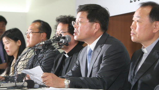 지난 2008년 4월 서울 제기동성당에서 천주교정의구현사제단 신부들과 김용철 변호사가 삼성 특검의 수사 결과와 전날 삼성이 발표한 경영쇄신안에 대해 ‘삼성특검과 삼성그룹 경영쇄신안에 대한 사제단의 입장’을 발표하고 있다. 이들은 “삼성그룹은 특검수사로 범죄사실로부터 완전한 자유를 얻었다”며 “삼성과 우리 사회의 새 출발을 위해 너무나 소중했던 기회가 날아갔다”고 비판했다.  <한겨레> 자료사진