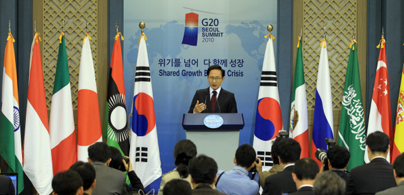 이명박 대통령이 3일 오전 청와대 춘추관에서 주요 20개국(G20) 정상회의 서울 개최와 관련해 내외신 기자회견을 하면서 기자들의 질문에 답변하고 있다. 
 청와대사진기자단
