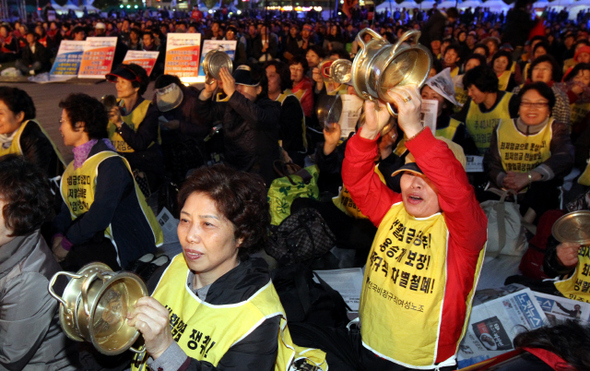 지난달 30일 저녁 서울광장에서 열린 ‘전국 비정규직 노동자대회’에 참가한 노동자들이 ‘비정규직 철폐’를 요구하는 연사들의 발언에 냄비를 두드리며 호응하고 있다.  김태형 기자 xogud555@hani.co.kr