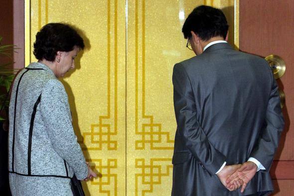 한-미 자유무역협정(FTA) 재협상 실무협의에 참가한 최석영 외교통상부 자유무역협정 교섭대표(오른쪽)와 웬디 커틀러 미국 무역대표부(USTR) 대표보가 4일 낮 서울 세종로 정부중앙청사 별관에서 오전 협상을 마친 뒤 승강기를 기다리며 이야기하고 있다.  김태형 기자 xogud555@hani.co.kr
