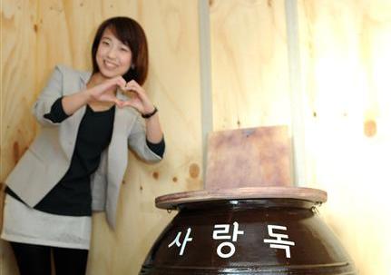 부산 부경대는 9일부터 대연캠퍼스 가온관 서편 출입구 1층에 120㎏들이 ‘부경대 사랑독’을 설치했다. 교내 행사 때 화환 대신 쌀을 기증받아 재학생은 물론 불우이웃 누구나 필요한 사람은 언제든지 퍼가도록 24시간 개방한다.