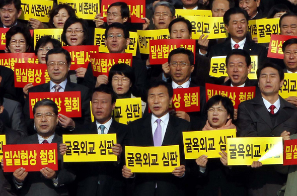 야 5당 대표와 의원들이 11일 오전 국회 본청 계단에서 한-미 자유무역협정 재협상이 굴욕적인 밀실협상이라며 이를 반대하는 구호를 외치고 있다. 앞줄 왼쪽부터 이재정 국민참여당, 조승수 진보신당, 손학규 민주당, 이정희 민주노동당, 공성경 창조한국당 대표.  김경호 기자 <A href="mailto:jijae@hani.co.kr">jijae@hani.co.kr</A> 
