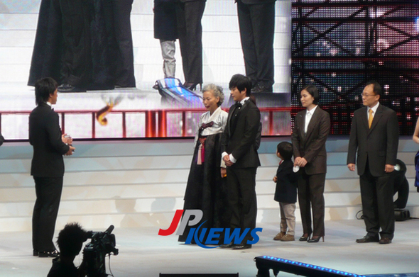 스카파! 어워드 2010 수상식에 참석한 박용하  가족    &copy;JPNews