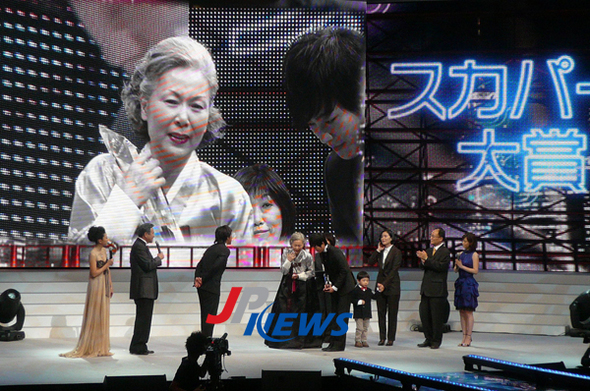 스카파! 어워드 2010 수상식에 참석한 박용하  가족     &copy;JPNews