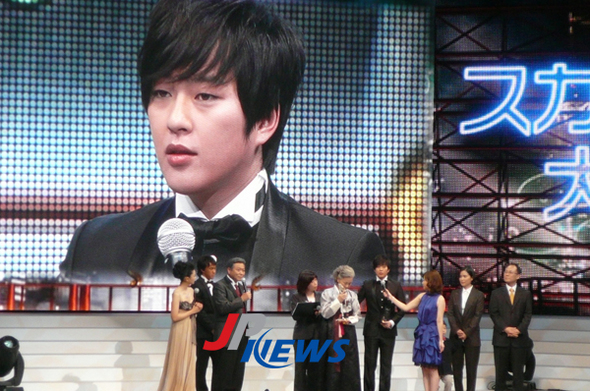 스카파! 어워드 2010 수상식에 참석한 박용하  가족    &copy;JPNews