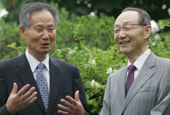 가 창간 22돌 기획으로 마련한 ‘진보와 보수, 미래를 논하다’ 대담 시리즈에 참여한 안병직 시대정신 이사장과 백낙청  편집인(사진 왼쪽부터 순서대로). 모두 16명의 진보·보수 논객들이 참여해, 우리 사회의 미래를 누가 어떻게 끌어갈지에 대해 열띤 토론을 펼쳤다.   자료사진