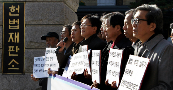 이근행 문화방송(MBC) 노조위원장(왼쪽 셋째)이 15일 오전 서울 종로구 가회로 헌법재판소 앞에서 열린 ‘언론악법 부작위 권한쟁의심판 올바른 결정 촉구’ 기자회견에서 발언을 하고 있다. 미디어행동이 주최한 이 회견에서 참석자들은 “헌재는 11월 부작위 권한쟁의심판 기일을 넘기지 말아 달라”고 호소했다. 오른쪽부터 김영호 미디어행동 공동대표, 최문순·천정배 민주당 의원, 정성희 민노당 최고위원, 최상재 언론노조위원장, 이 위원장, 김성균 언소주 대표.  김경호 기자 jijae@hani.co.kr