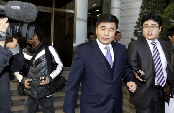 경찰관 신분으로 국무총리실 산하 공직윤리지원관실에 파견됐던 김화기씨가 15일 오후 서울 서초동 서울중앙지방법원에서 민간인을 불법사찰한 혐의로 징역 6월에 집행유예 2년을 선고받은 뒤 법원을 나서고 있다.  김명진 기자 littleprince@hani.co.kr
