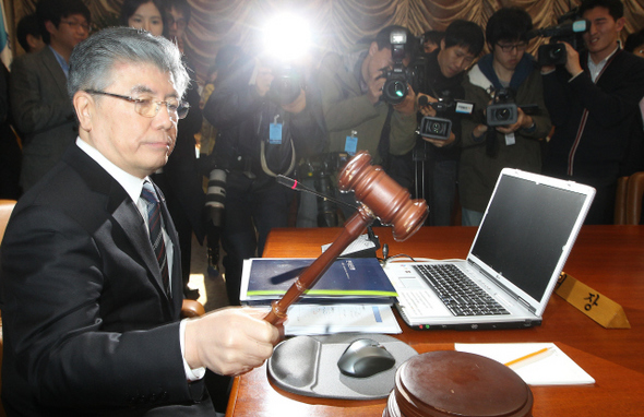 김중수 한국은행 총재가 16일 오전 서울 남대문로 한은 본점에서 열린 금융통화위원회 정례회의에서 개회를 선언하며 방망이를 두드리고 있다. 이날 금통위는 금통위원 6명의 만장일치로 기준금리를 연 2.25%에서 2.50%로 올렸다.  이종찬 선임기자 rhee@hani.co.kr