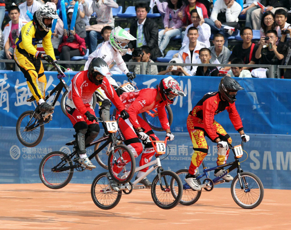 허공 딛고 질주 서익준(18번)이 19일 광저우 벨로드롬에서 열린 남자 사이클 비엠엑스(BMX) 레이스에서 질주하고 있다. 서익준 등 한국 선수들은 8명이 겨루는 결선에 오르지 못했다.  광저우/김태형 기자 xogud555@hani.co.kr