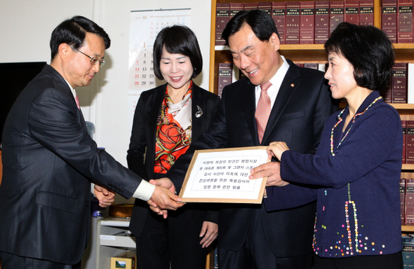 <b>“대포폰 진상을” </b> 박기춘 민주당 원내수석부대표(오른쪽 둘째)와 박선영 자유선진당 대변인(맨 오른쪽) 등이 19일 오전 국회 의안과에 야 5당 의원 111명이 공동발의한 ‘대포폰 게이트 특검법안’을 제출하고 있다. 오른쪽 셋째는 전현희 민주당 원내대변인.  탁기형 선임기자