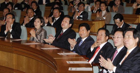 한나라 창당 13돌 한나라당 안상수 대표(앞줄 오른쪽 넷째)와 김무성 원내대표(오른쪽 다섯째) 등 지도부가 19일 국회에서 열린 창당 13돌 기념식에서 박수치고 있다.  탁기형 선임기자 khtak@hani.co.kr