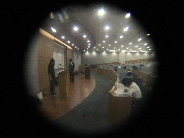 <b>수능 끝나자 논술</b> 2011학년도 성균관대학교 수시모집 일반전형 논술고사에 응시한 수험생들이 21일 낮 서울 종로구 명륜동 성균관대 600주년 기념관에서 시험을 치르고 있다. 시험장 출입문 투시경을 통해 들여다본 모습이다.  강재훈 선임기자 <A href="mailto:khan@hani.co.kr">khan@hani.co.kr</A>