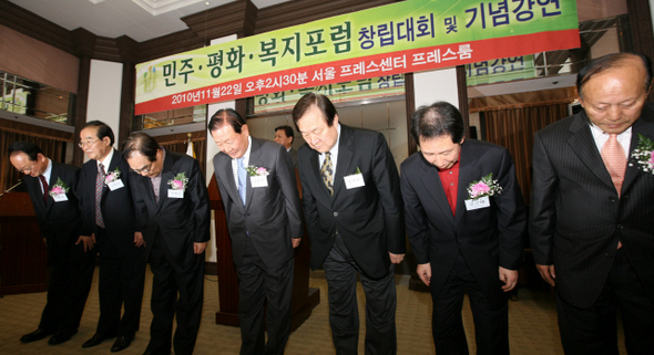 범야권 원로들이 22일 오후 서울 태평로 한국언론회관에서 연 ‘민주·평화·복지 포럼’ 창립대회에서 공동대표로 선출된 원로들이 인사하고 있다. 오른쪽부터 이창복 전 의원, 김근태 전 열린우리당 의장, 정대철 전 민주당 대표, 김원기·임채정 전 국회의장, 김상현 전 의원, 이부영 전 열린우리당 의장.  이종근 기자 root2@hani.co.kr