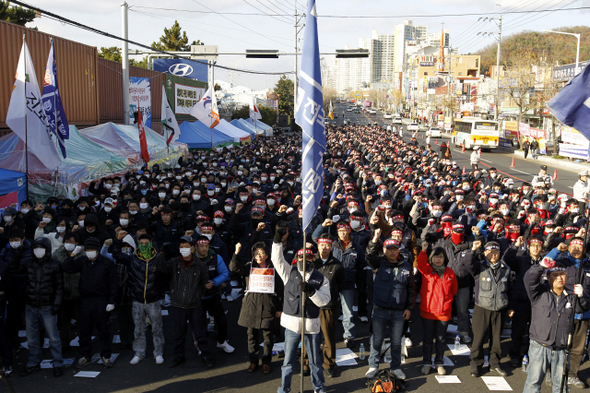 현대차 비정규직 투쟁승리 결의 비정규직의 정규직화를 요구하며 파업중인 현대자동차 울산·전주·아산공장 비정규직지회 조합원들이 24일 오후 울산시 북구 양정동 현대자동차 울산공장 정문 앞에서 ‘현대차 비정규직 파업투쟁 승리 결의대회’를 열고 있다.  울산/김명진 기자 littleprince@hani.co.kr