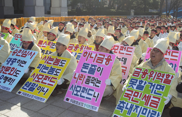 외환은행 직원 300여명이 25일 오후 서울 여의도 금융위원회 앞에서 상복을 입고 결의대회를 열어 “외환은행의 자산과 인력을 제대로 운용할 경영능력이 없는 하나금융과의 합병에 반대한다”며 인수계약 체결을 규탄하고 있다. 이종찬 선임기자 rhee@hani.co.kr