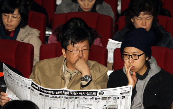 수험생과 학부모가 한 교육업체가 연 입시설명회에서 대학 지원·배치표를 유심히 살펴보고 있다.  <한겨레> 자료사진