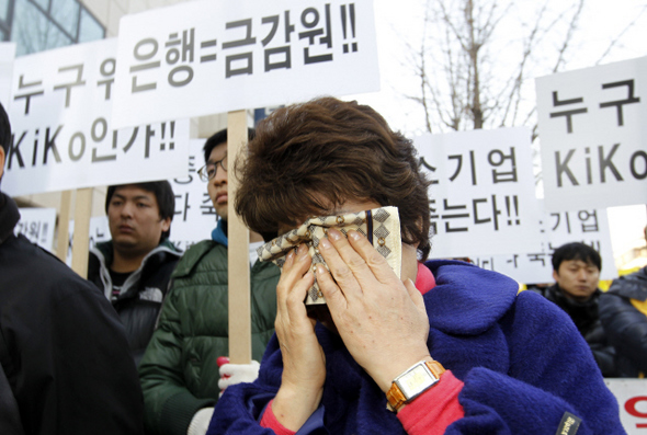 환헤지 통화옵션상품인 ‘키코’ 계약에 대한 서울중앙지법의 판결이 내려진 29일 오후 서울 서초동 법원 앞에서 키코피해기업공동대책위원회의 한 회원이 기자회견 도중 눈물을 흘리고 있다.  김명진 기자 littleprince@hani.co.kr