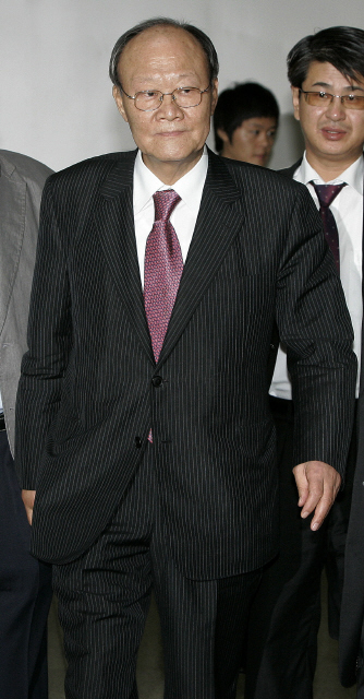 천신일 세중나모 회장이 지난해 7월 ‘박연차 로비’ 사건 관련 첫 공판을 받으러 서울 서초동 서울중앙지방법원에 들어서고 있다.
  김명진 기자 littleprince@hani.co.kr