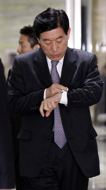 원세훈 국정원장이 1일 오후 국회에서 열린 정보위원회에 참석하려고 회의실을 향해 걸어가며 시계를 보고 있다.
  김경호 기자 jijae@hani.co.kr