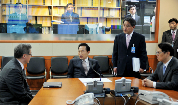 2009년 9월 30일 청와대 지하벙커에 설치된 국가위기상황센터와 비상경제상황실을 방문한 이명박 대통령/청와대 제공